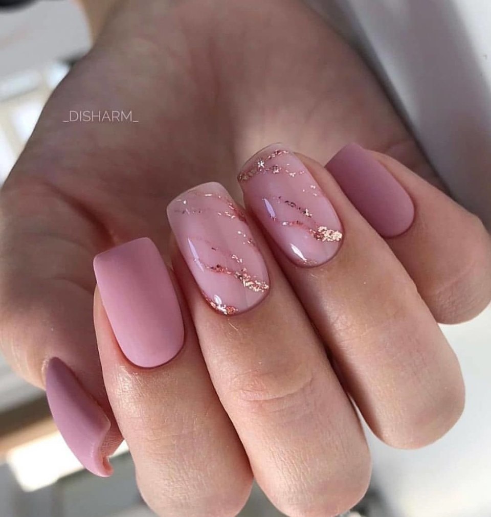 Нежный розовый маникюр на короткие ногти