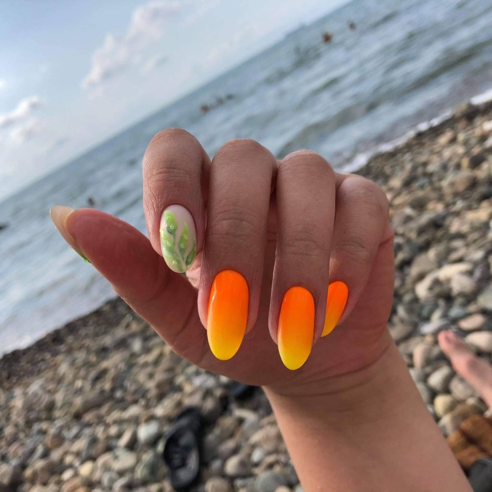Яркий маникюр на море