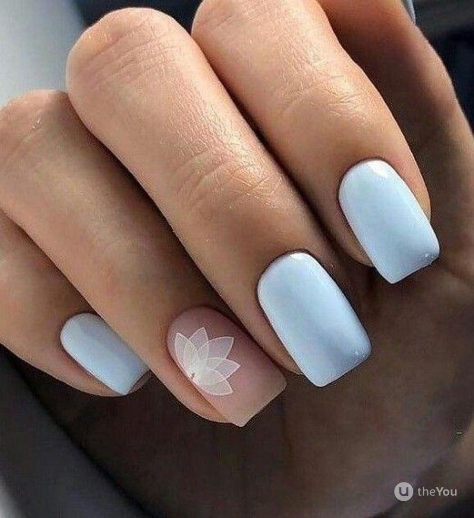 Нежно голубой маникюр