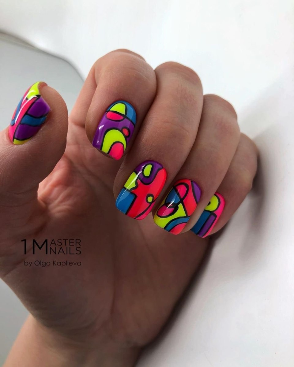 Яркие короткие ногти