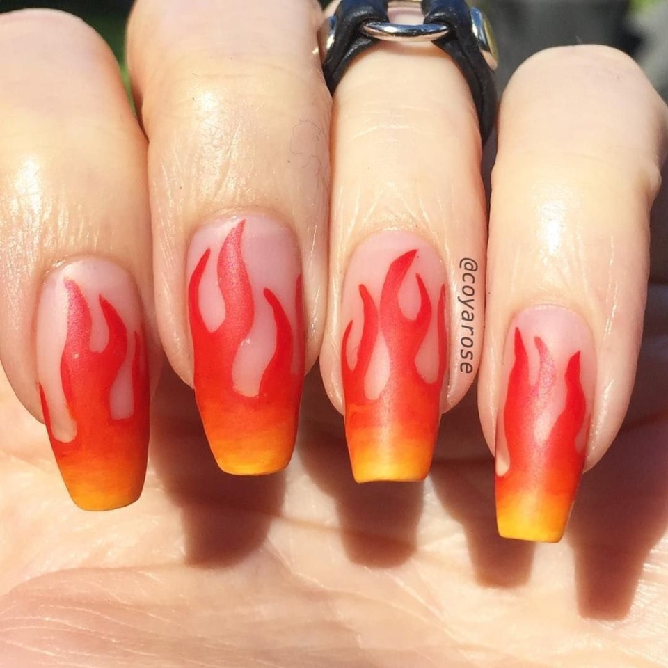 Маникюр огонь