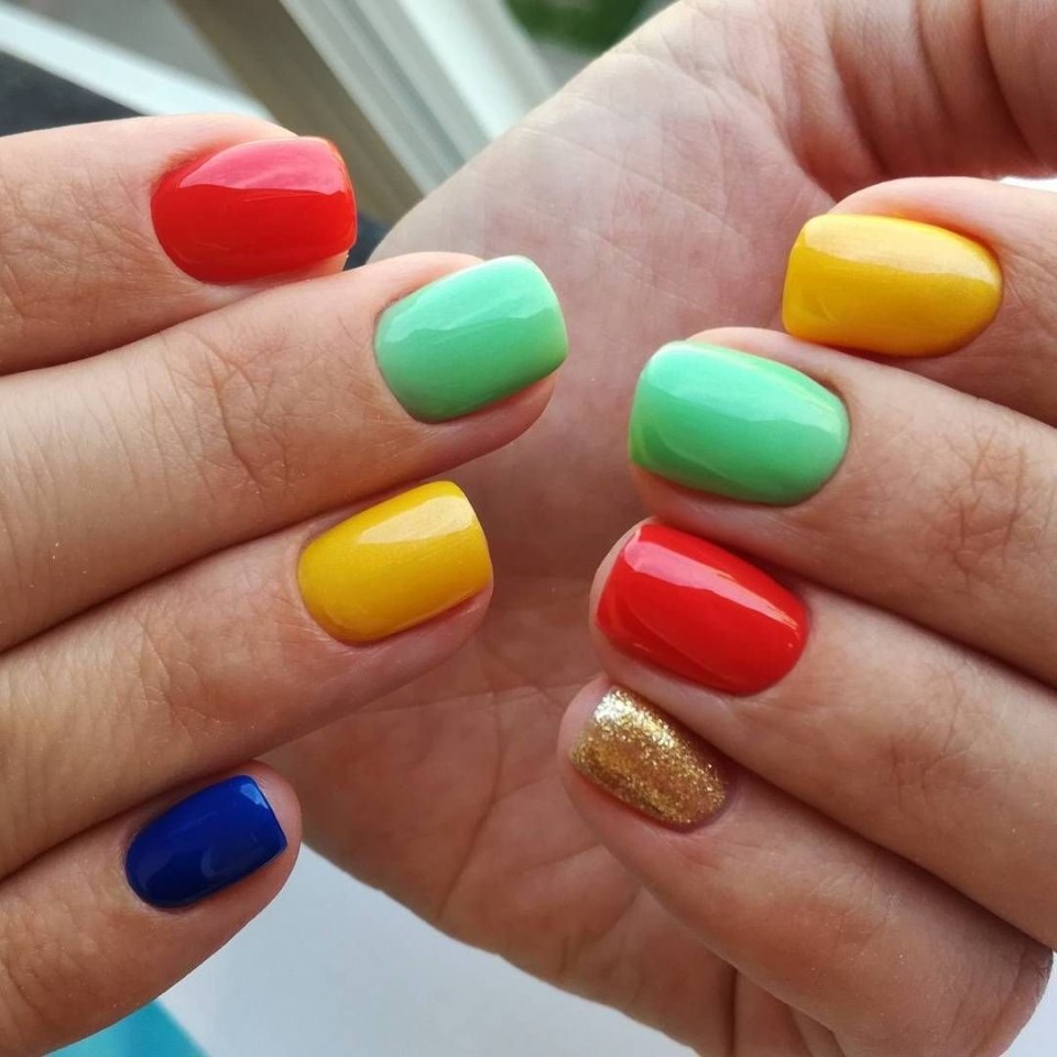 Маникюр разноцветный яркий