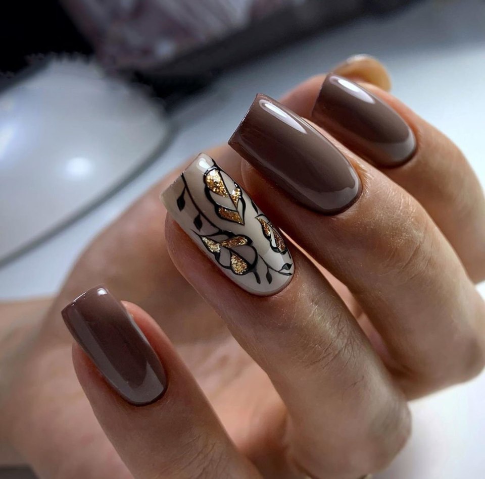 Маникюр осень 2022 в коричневых тонах