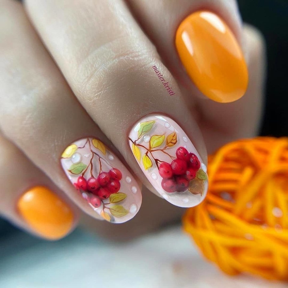 Осенний маникюр с рябинками