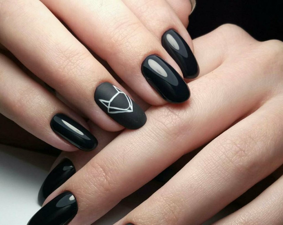 Глянцевый черно белый маникюр
