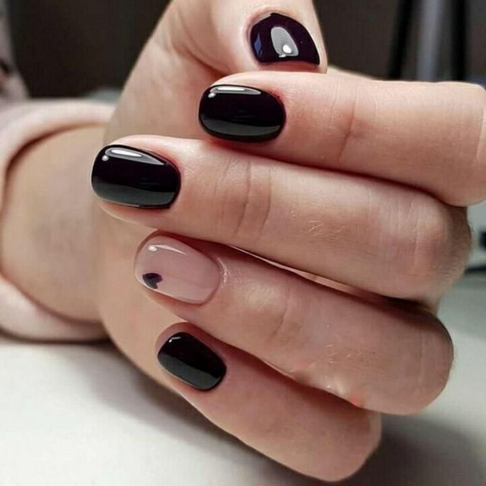 Темный маникюр на короткие ногти