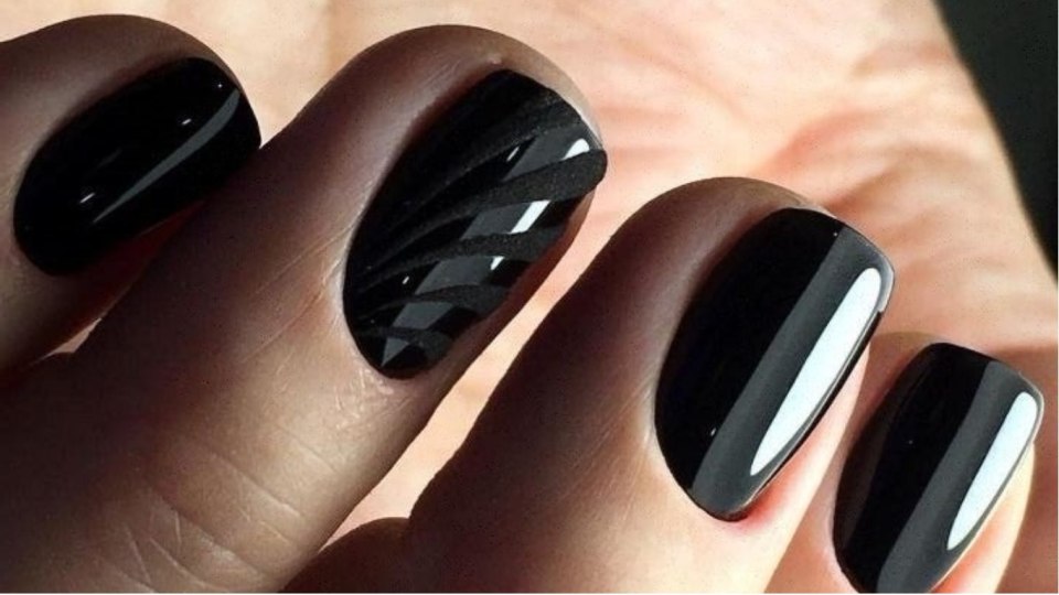 Офисный маникюр 2021 в тёмных тонах