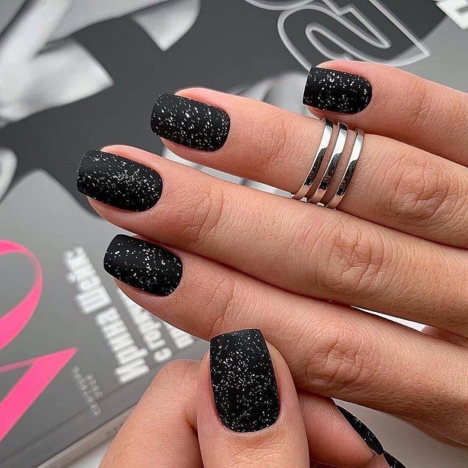Стильный черный маникюр