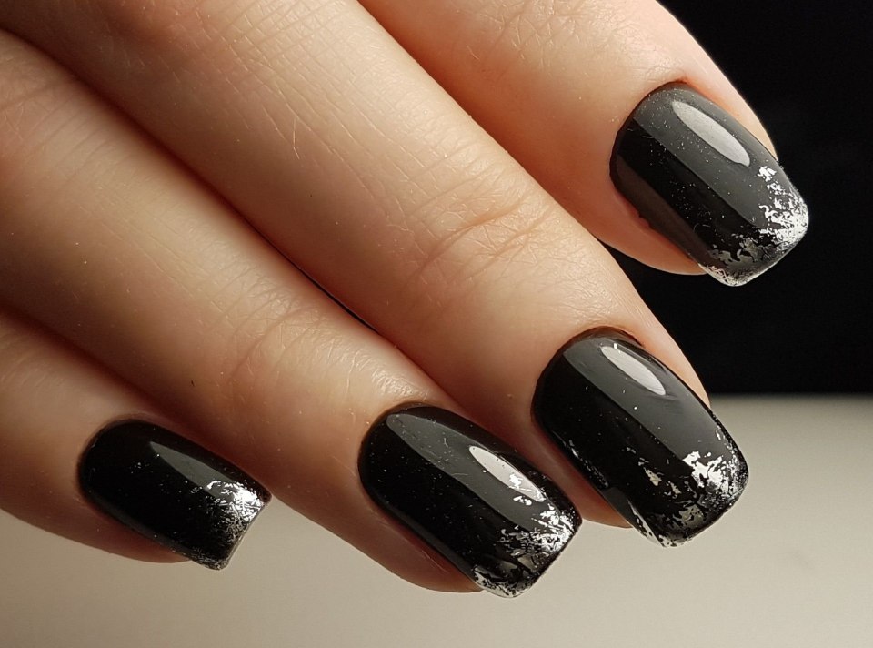 Маникюр чёрный с серебром