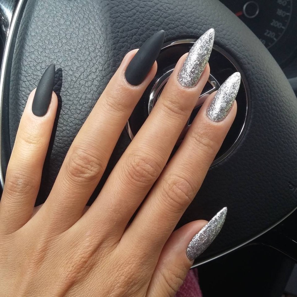 Чёрный маникюр 2022 на миндаль