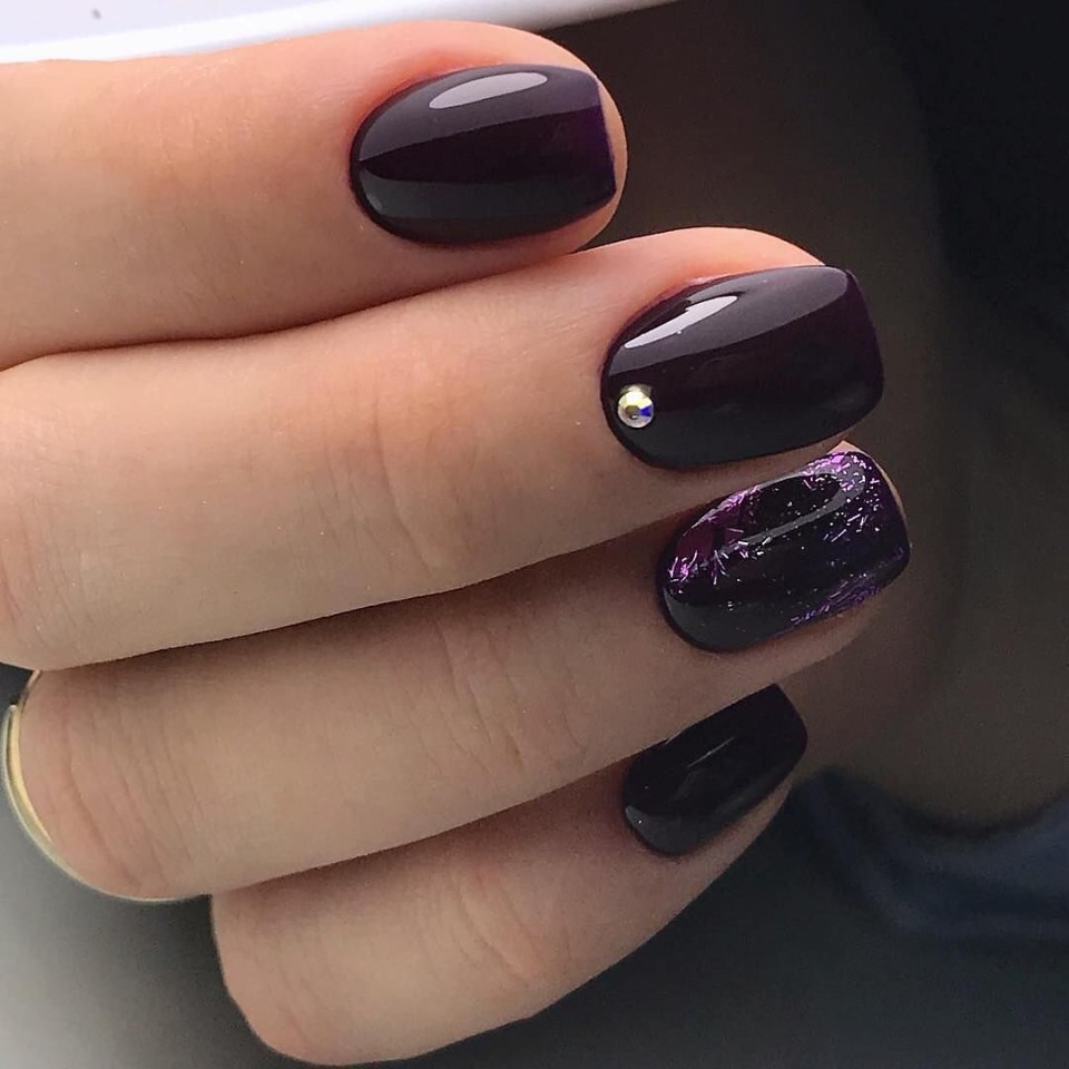 Тёмный маникюр на короткие ногти 2022
