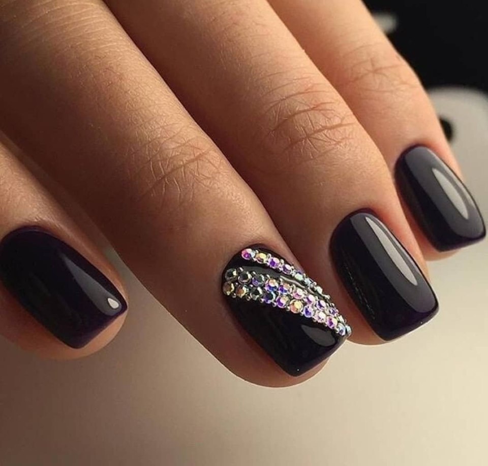 Темный маникюр