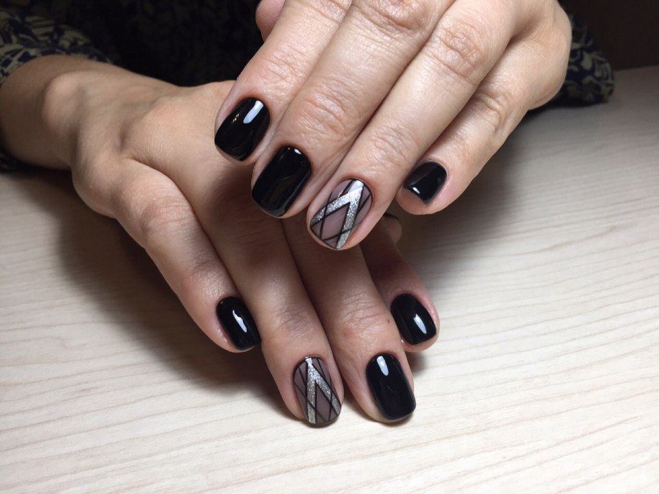 Темные короткие ногти