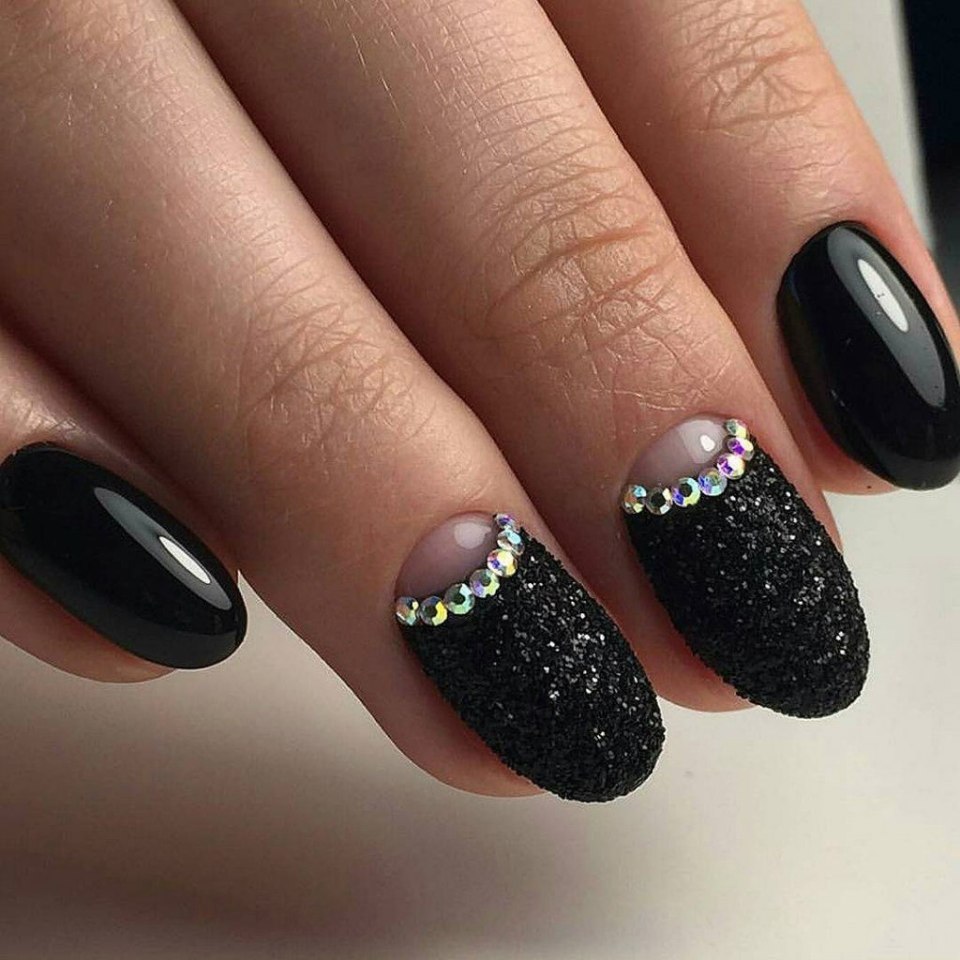 Черные ногти с блестками