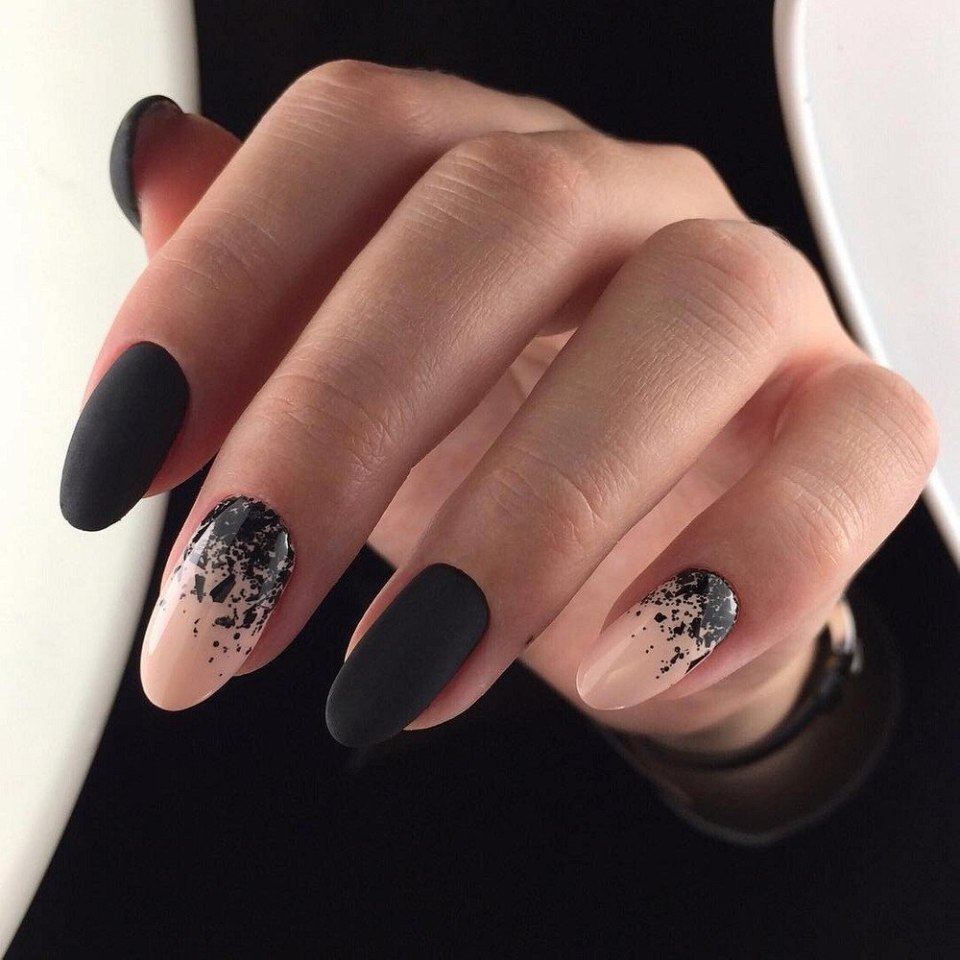 Черный матовый маникюр 2022 на миндаль
