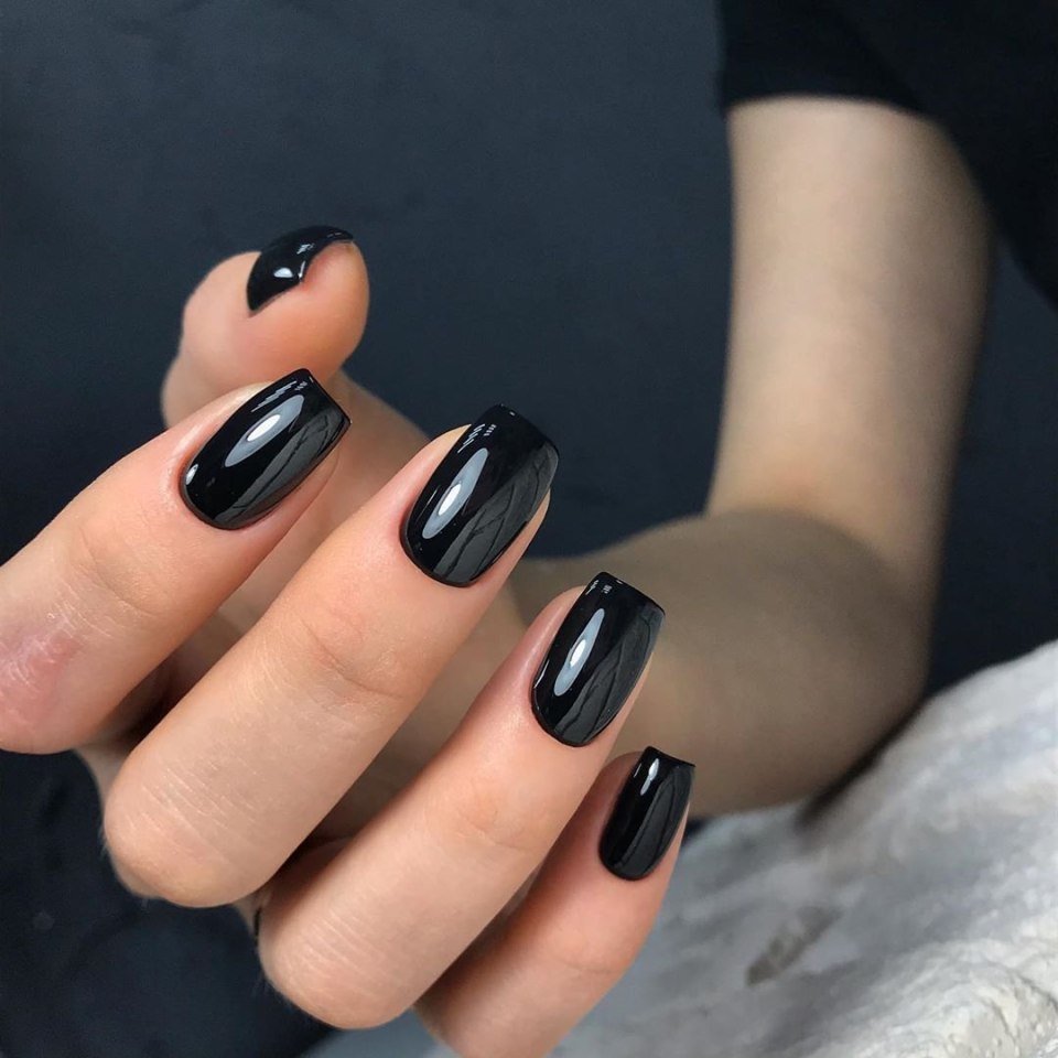 Черный глянцевый маникюр