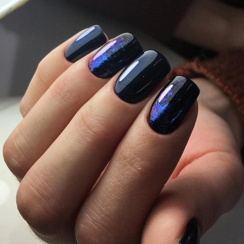 Тёмный маникюр 2021