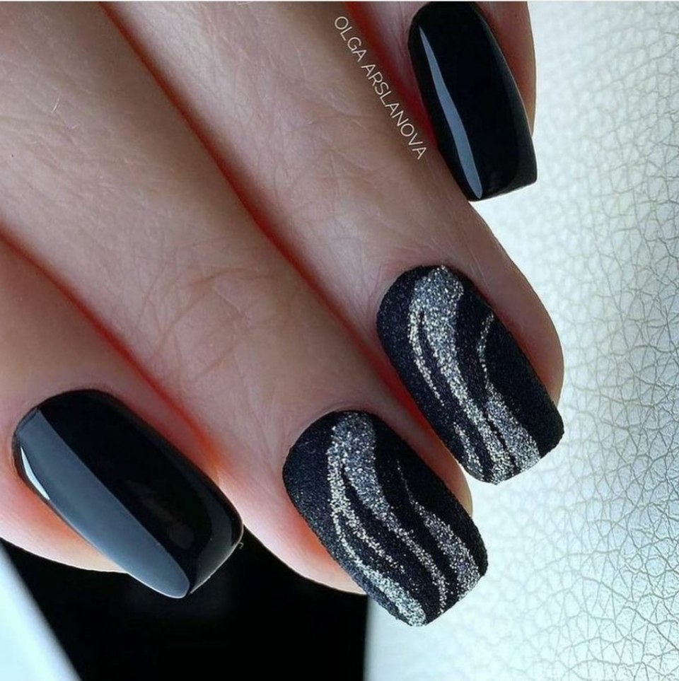 Элегантный маникюр темный