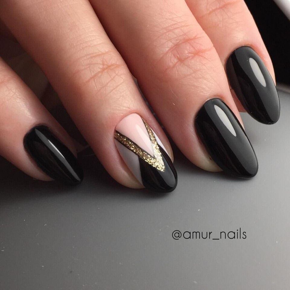 Маникюр черно-золотой на овальные ногти