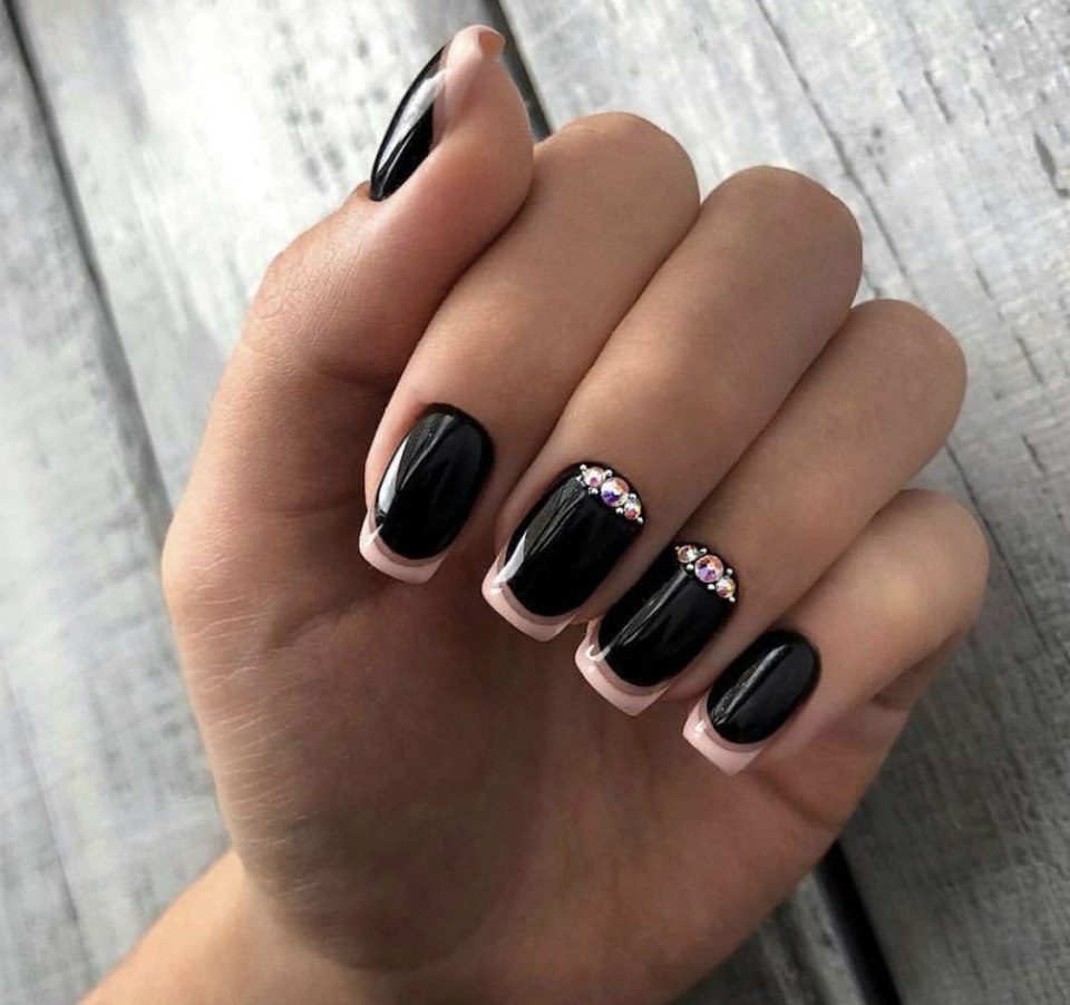 Темный маникюр