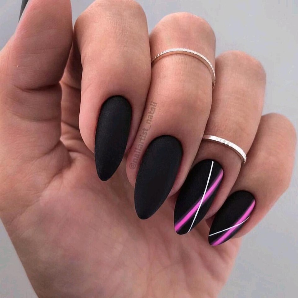 Маникюр матовый на миндалевидные ногти