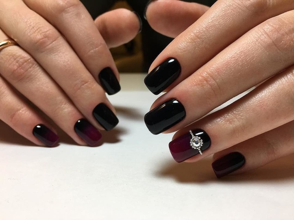 Маникюр классика тёмные на короткие ногти