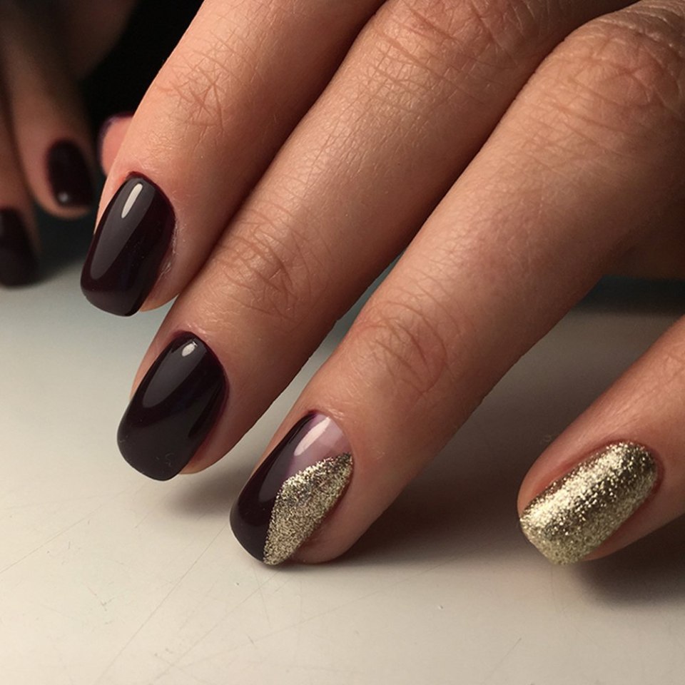 Темный маникюр