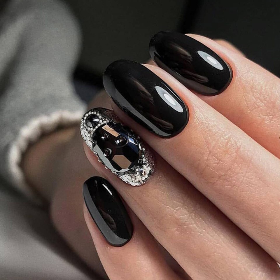 Черный маникюр 2022-2023