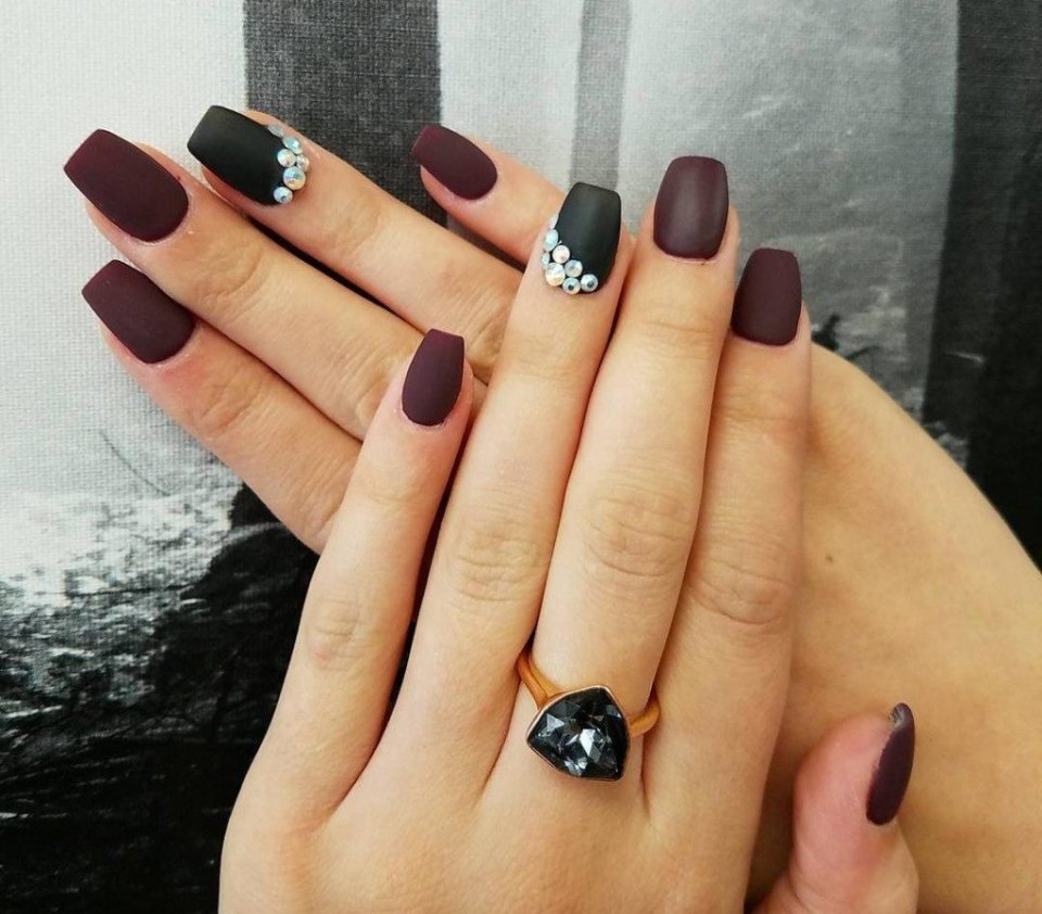 Ногти короткие чёрные коричневый