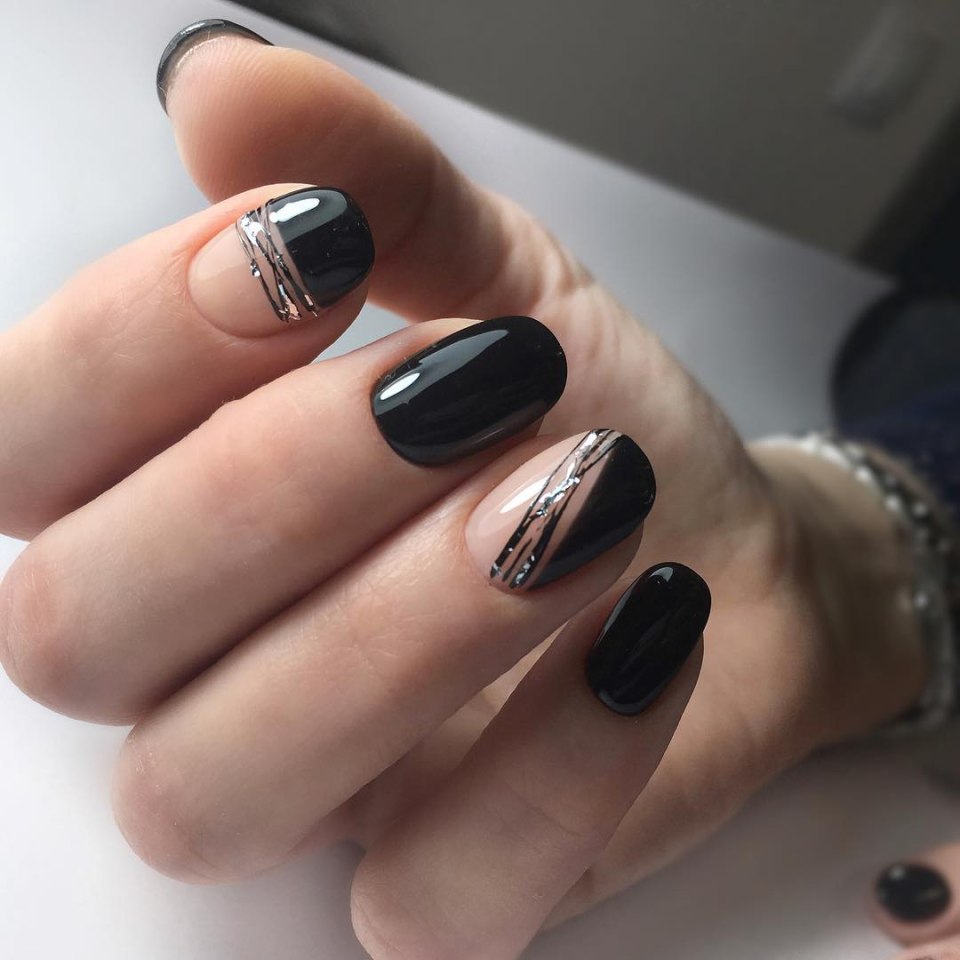 Маникюр на короткие тёмные оттенки с полосками