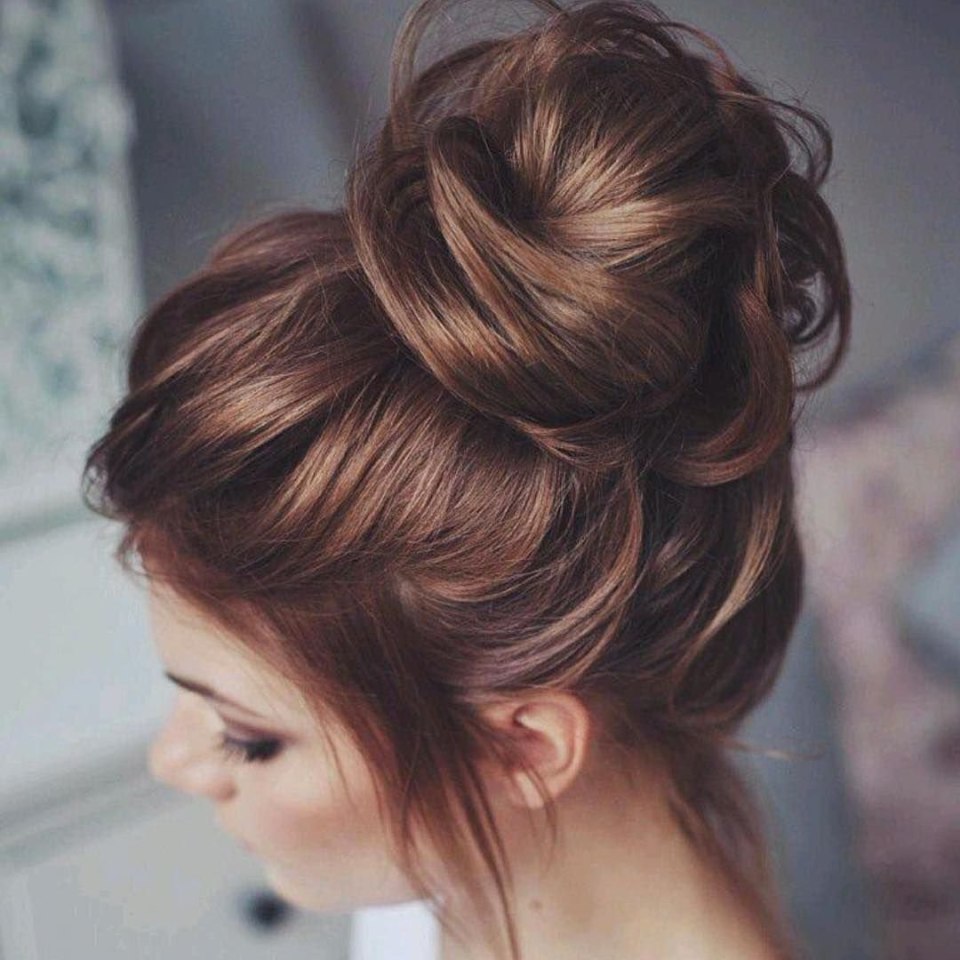 Прическа messy bun