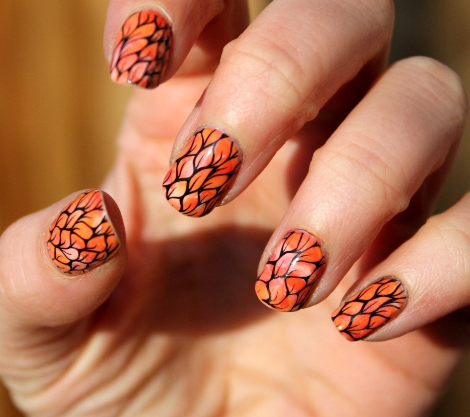 Осенний маникюр с листьями