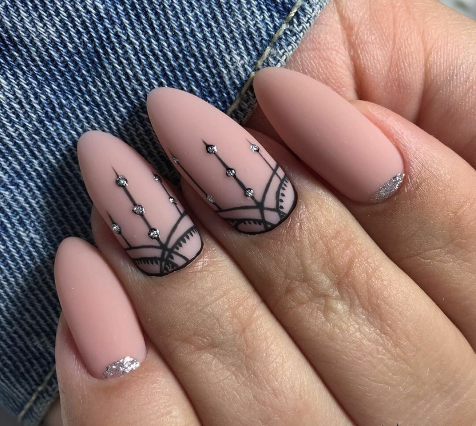 Маникюр матовый бежевый с рисунком