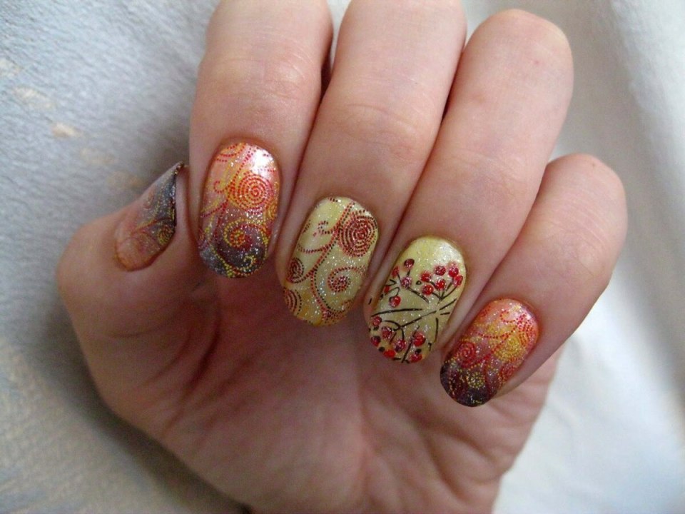 Маникюр осень 2022 Хохлома