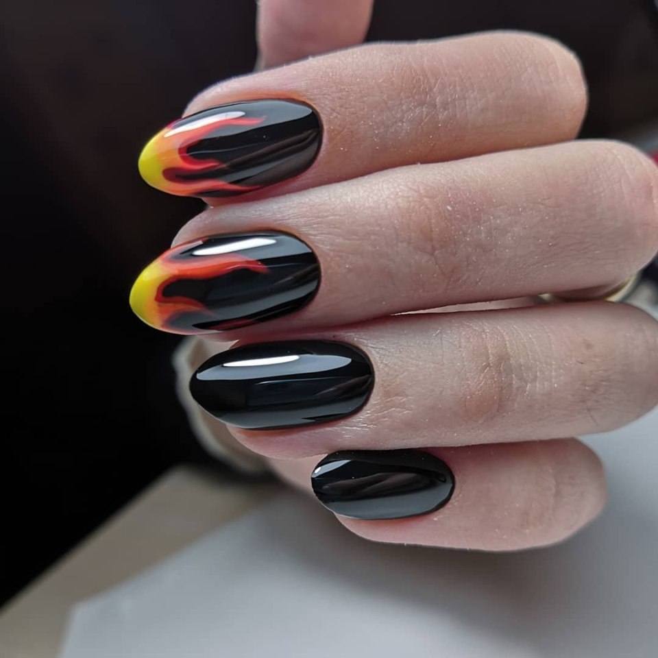 Маникюр огонь