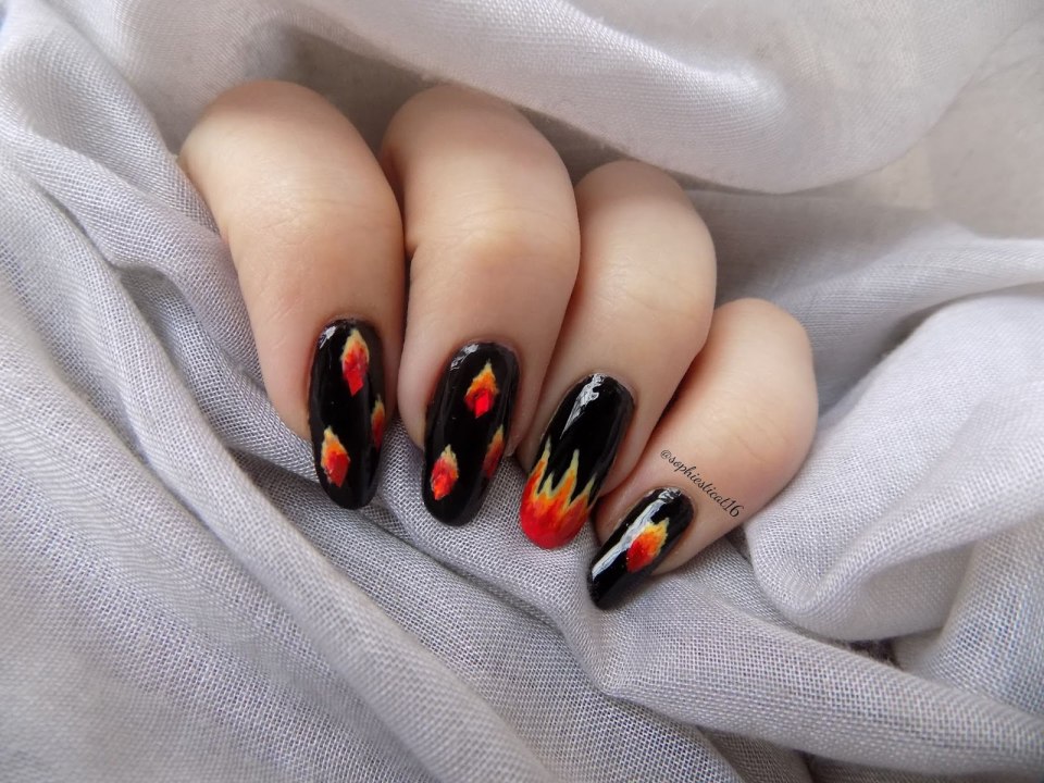 Маникюр огонь на ногтях