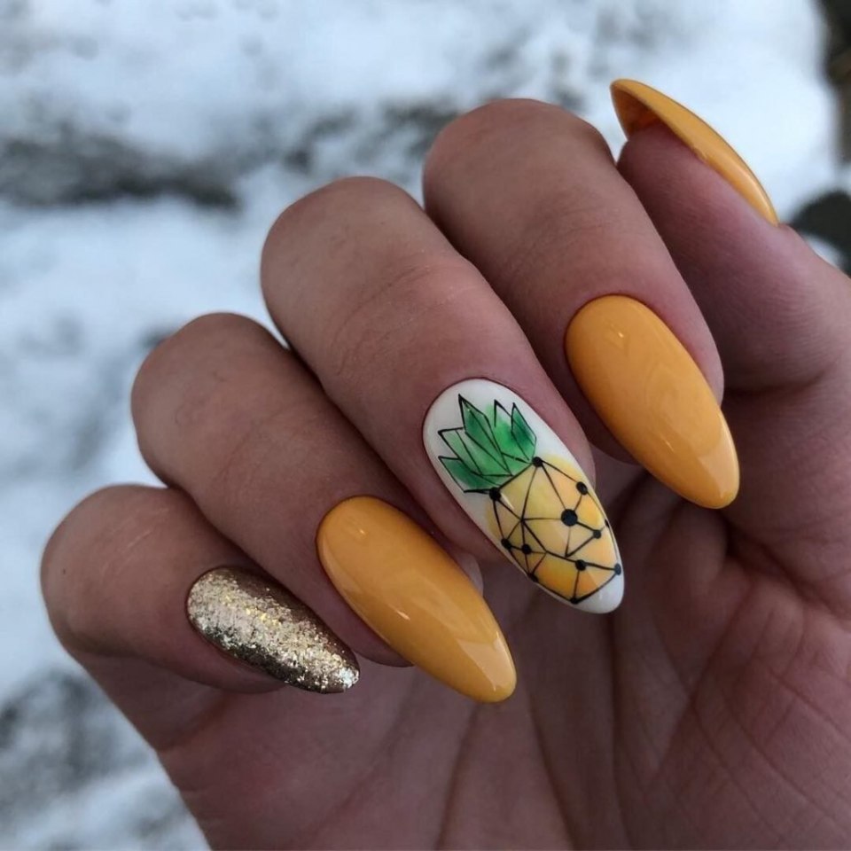 Жёлтый маникюр с ананасом