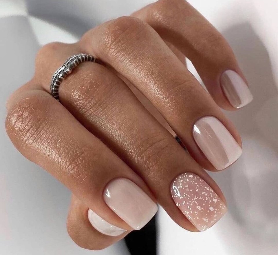 Красивый нюдовый маникюр на короткие ногти