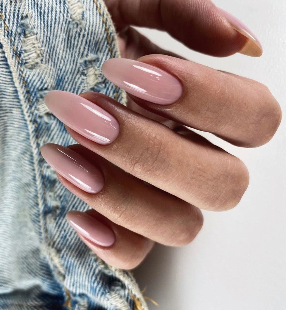 Нюдовый маникюр миндаль