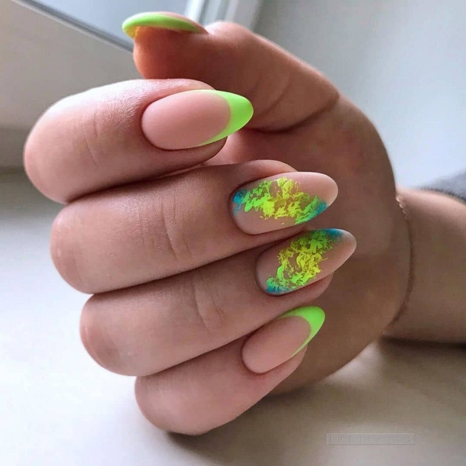 Маникюр с яркими пигментами