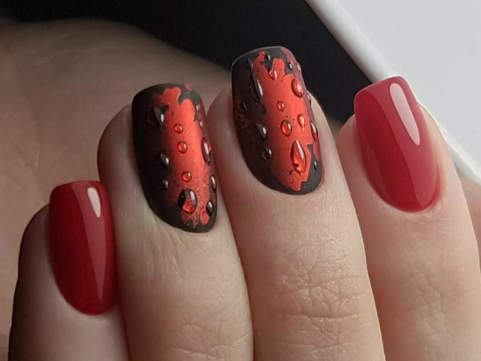Красный маникюр с капельками