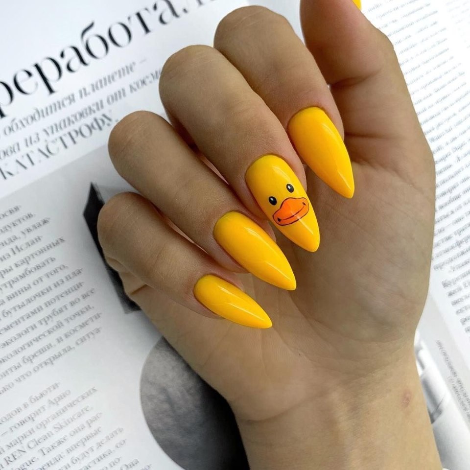 Маникюр с утенком желтый