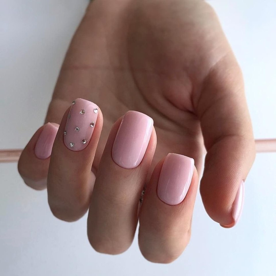 Нежный розовый маникюр на короткие