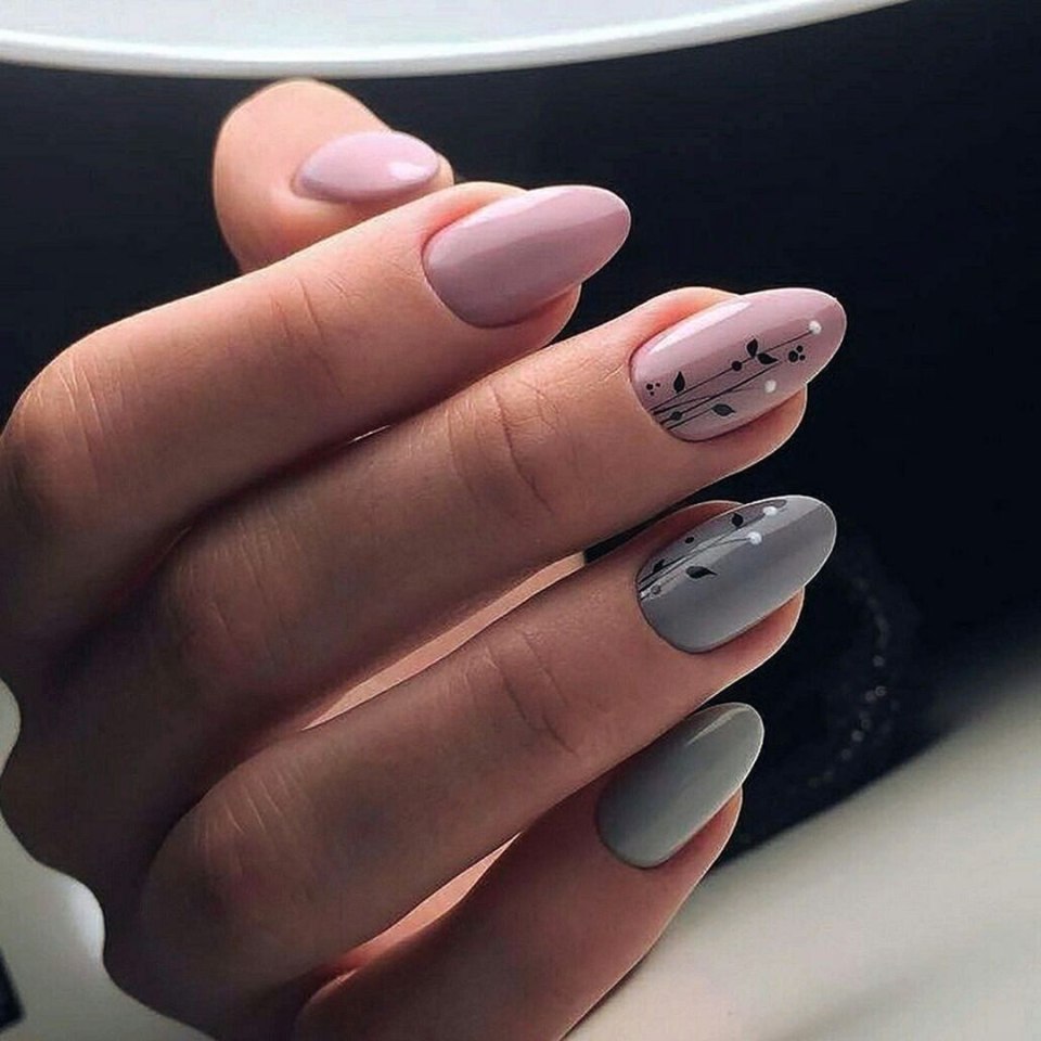 Серо-розовый маникюр