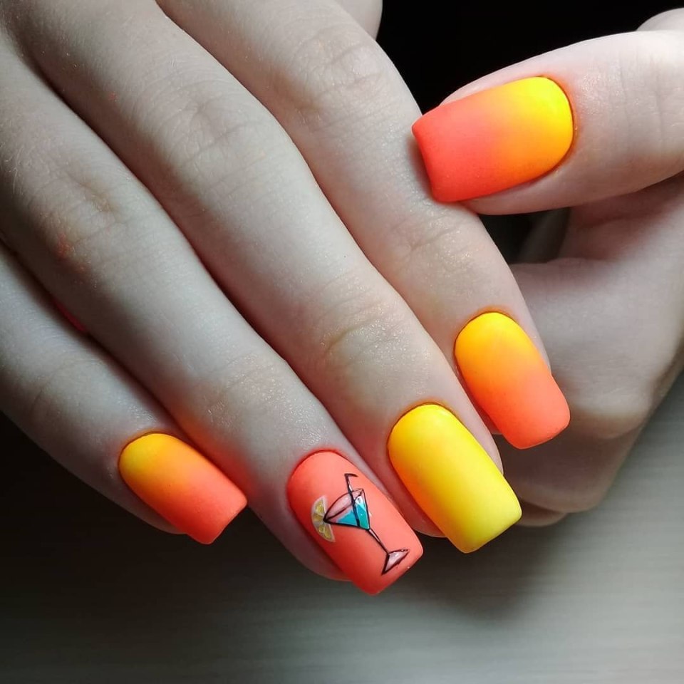 Яркий маникюр