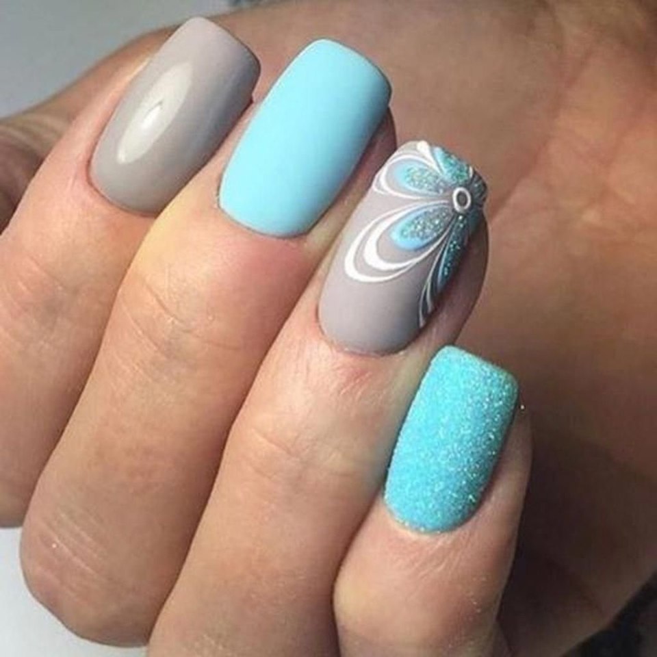 Серо-голубой маникюр