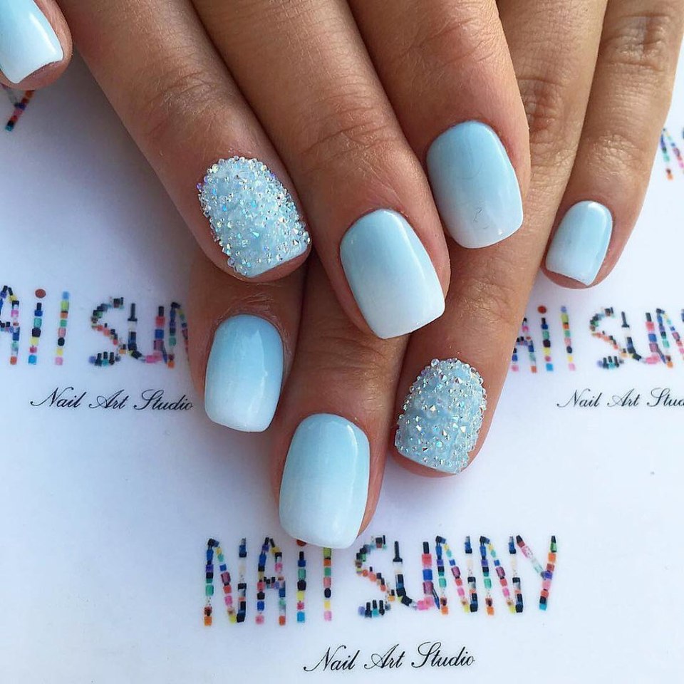Маникюр небесного цвета