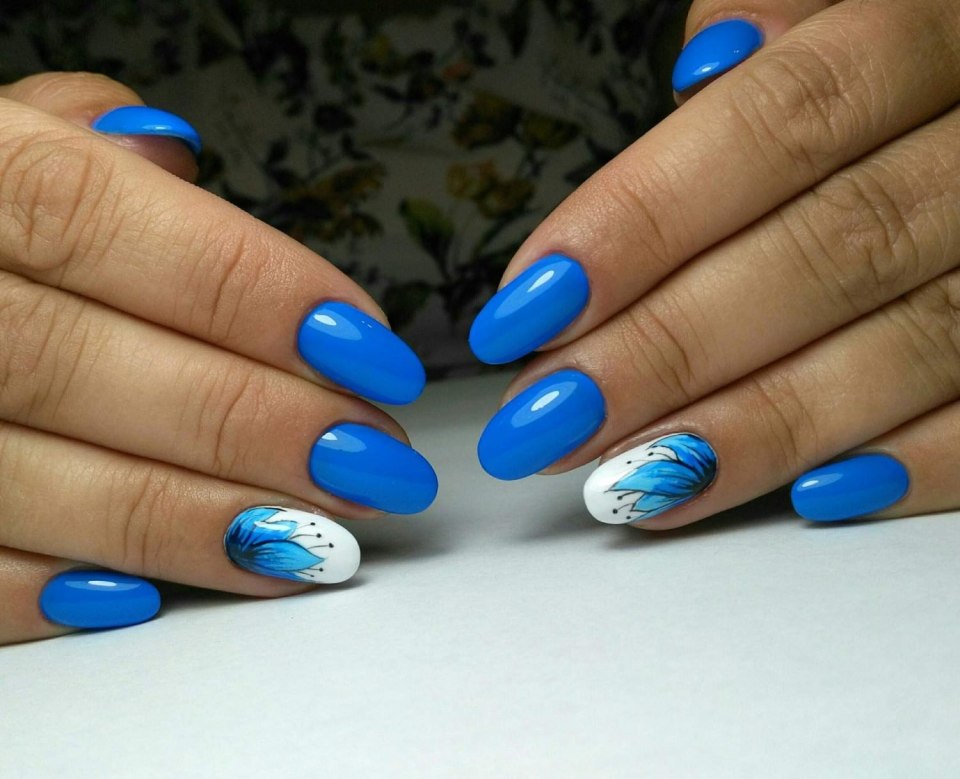 Маникюр в сине голубых тонах