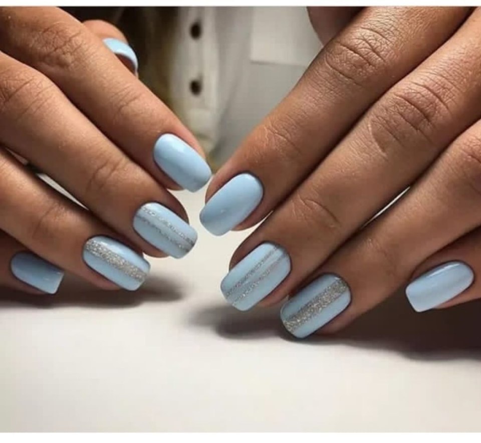 Маникюр голубой с белым