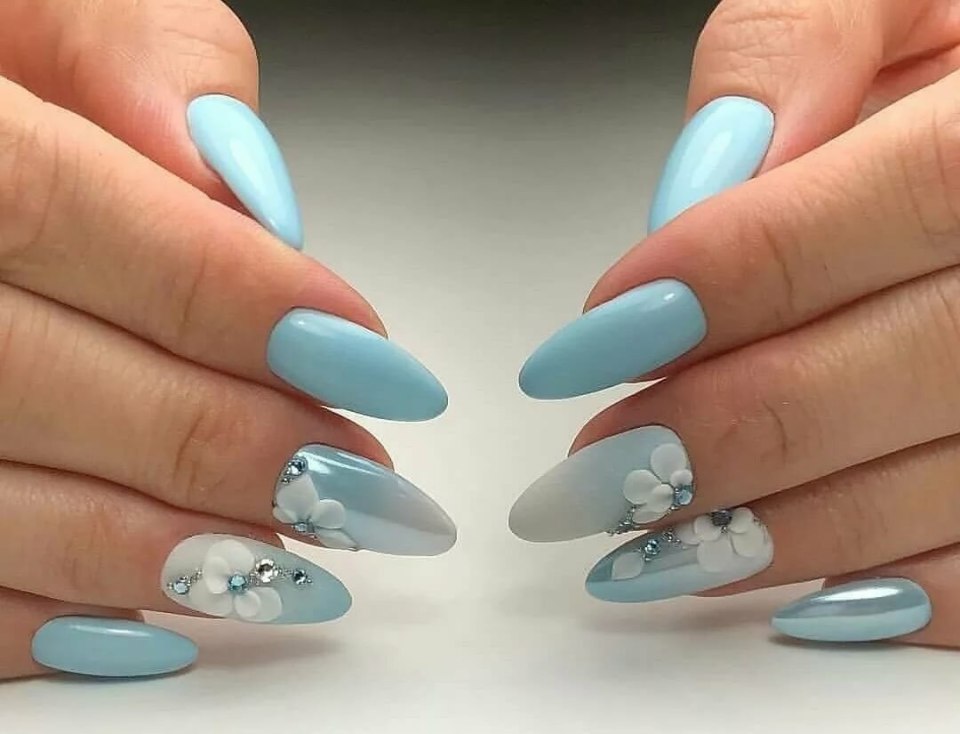Маникюр в голубых тонах